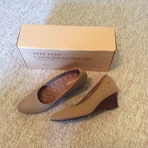 Vivaia “Tamia” Wedge pump.